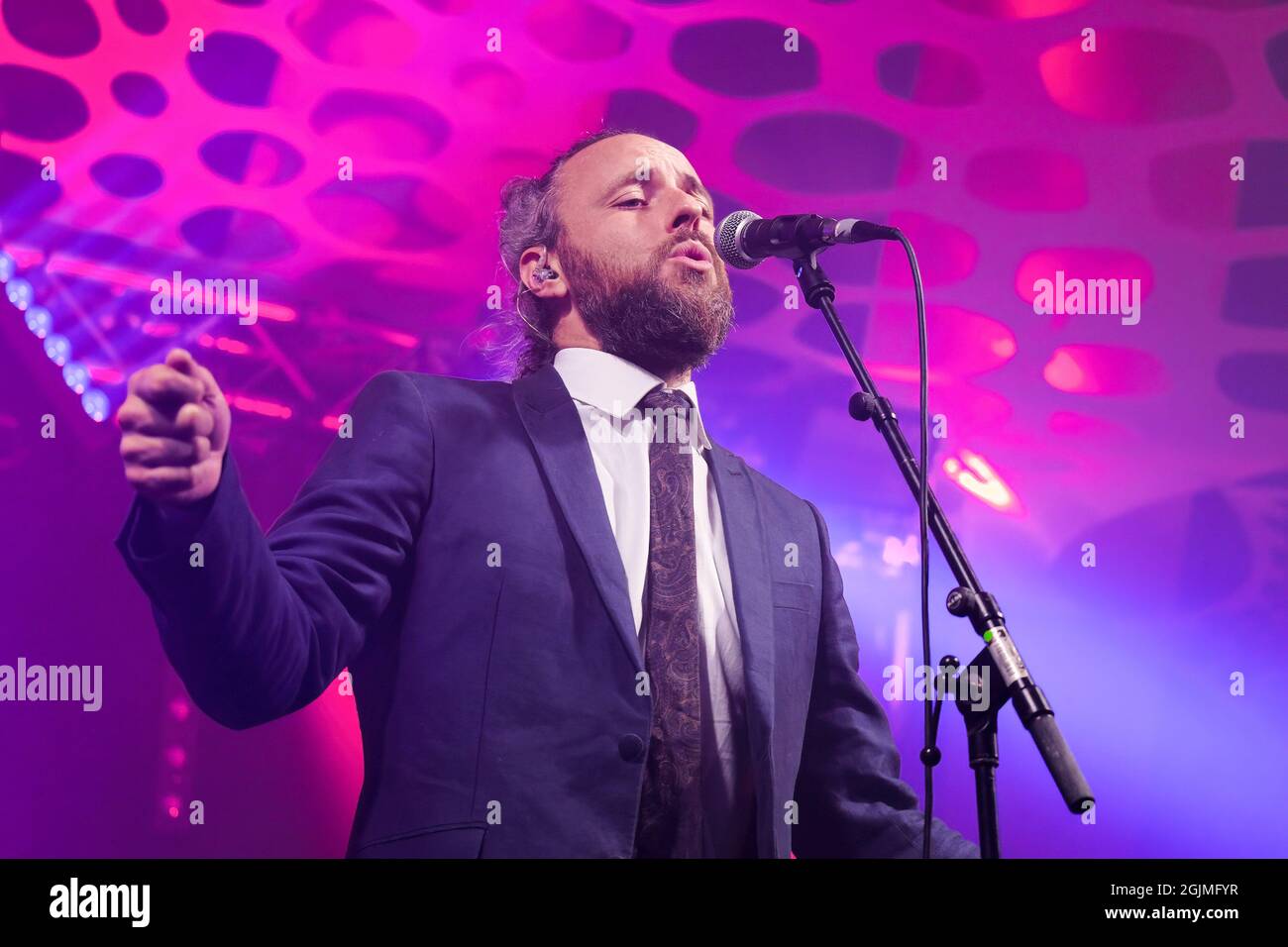 Winchester, Regno Unito. 10 Settembre 2021. Cantante, Jonathan Scratchley suona dal vivo sul palco con la band inglese Dubstep Gentleman's Dub Club al Mucky Weekender Festival. Credit: SOPA Images Limited/Alamy Live News Foto Stock