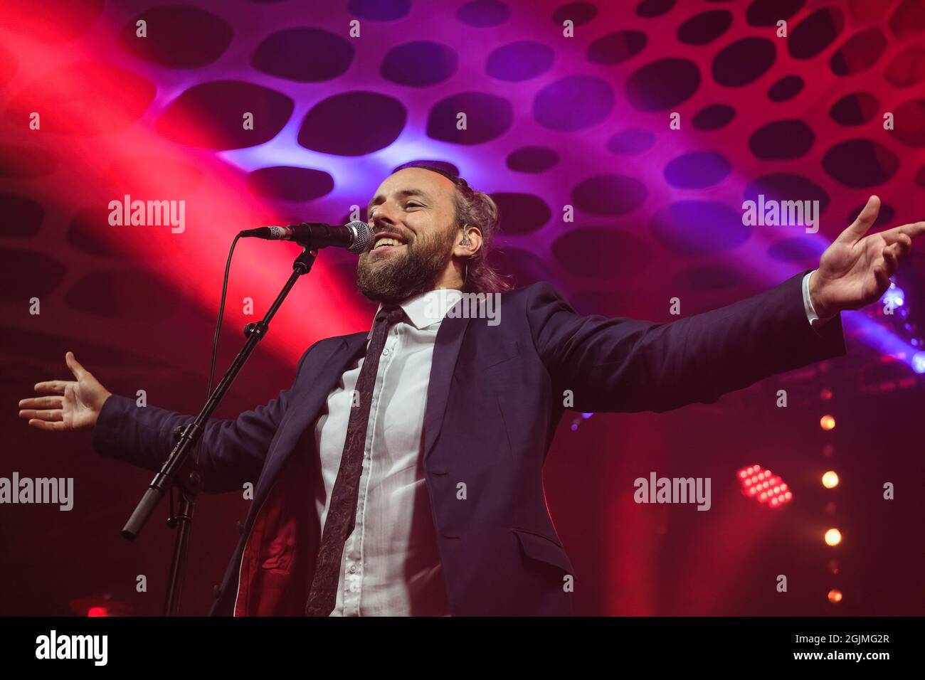 Winchester, Regno Unito. 10 Settembre 2021. Cantante, Jonathan Scratchley suona dal vivo sul palco con la band inglese Dubstep Gentleman's Dub Club al Mucky Weekender Festival. (Foto di Dawn Fletcher-Park/SOPA Images/Sipa USA) Credit: Sipa USA/Alamy Live News Foto Stock