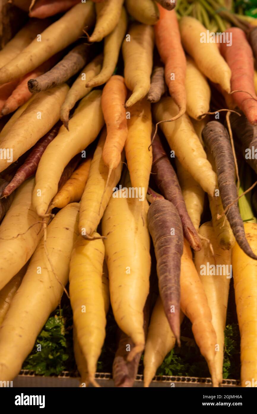 Il Pikes Place Market è un famoso mercato agricolo nel centro di Seattle, pieno di vita ed energia. Foto Stock