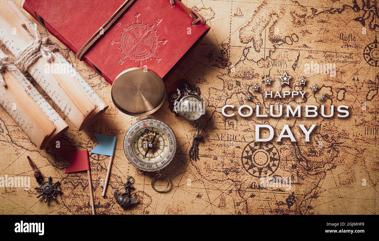 Concetto Happy Columbus Day. Bussola americana d'epoca e manoscritto retrò del tesoro. Disposizione piatta, vista dall'alto con spazio per la copia. Foto Stock