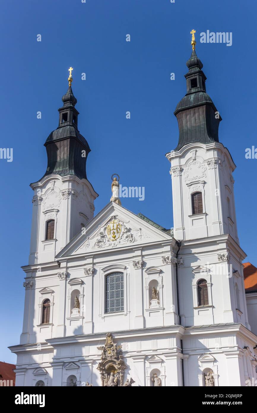 Facciata bianca della chiesa gesuita di Klatovy, Repubblica Ceca Foto Stock