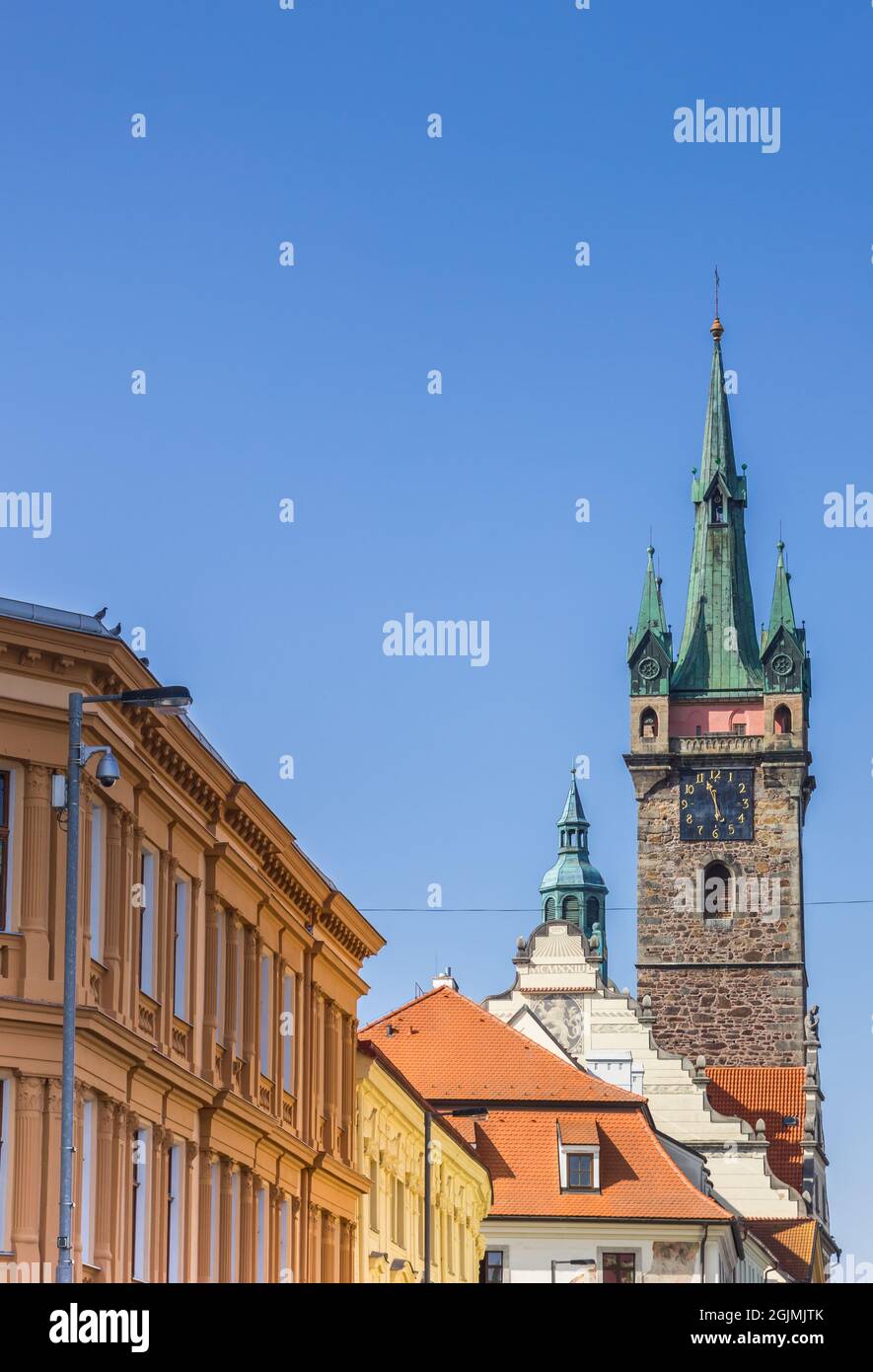 Torre nera e case storiche a Klatovy, Repubblica Ceca Foto Stock