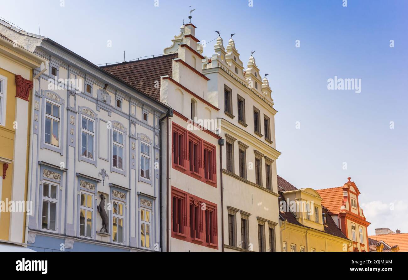 Facciate decorate di case sulla piazza principale del mercato a Litomerice, Repubblica Ceca Foto Stock