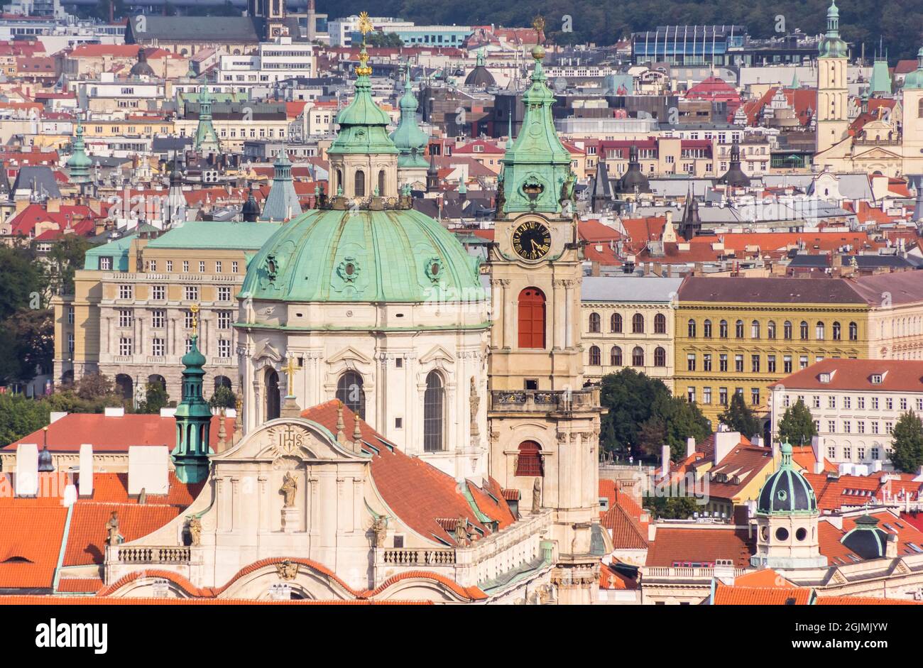Cupola e torre della storica chiesa di Nicholas a Praga, Repubblica Ceca Foto Stock