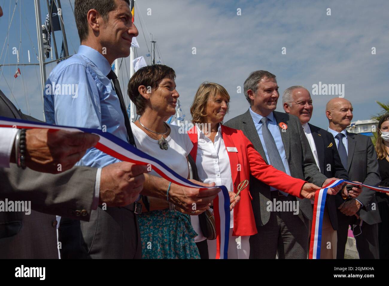 David Lisnard (sindaco di Cannes), Annick Girardin (ministro del mare) e Sylvie Ernould in rosso (direttore del Festival di navigazione di Cannes) sono visti dopo aver tagliato il nastro di inaugurazione, durante il festival. Annick Girardin (ministro del mare) ha inaugurato e visitato il Festival di navigazione di Cannes. Annullato nel 2020 a causa della pandemia di Coronavirus, è il più grande "spettacolo di barche" in Europa. Saranno esposte più di 560 barche nuove, di cui quasi 150 saranno le prime del mondo. Per la prima volta, viene istituito un corso 'verde? In base all'obbligo di riservare l'1 per cento dei posti in cui è stato votato per legge Foto Stock