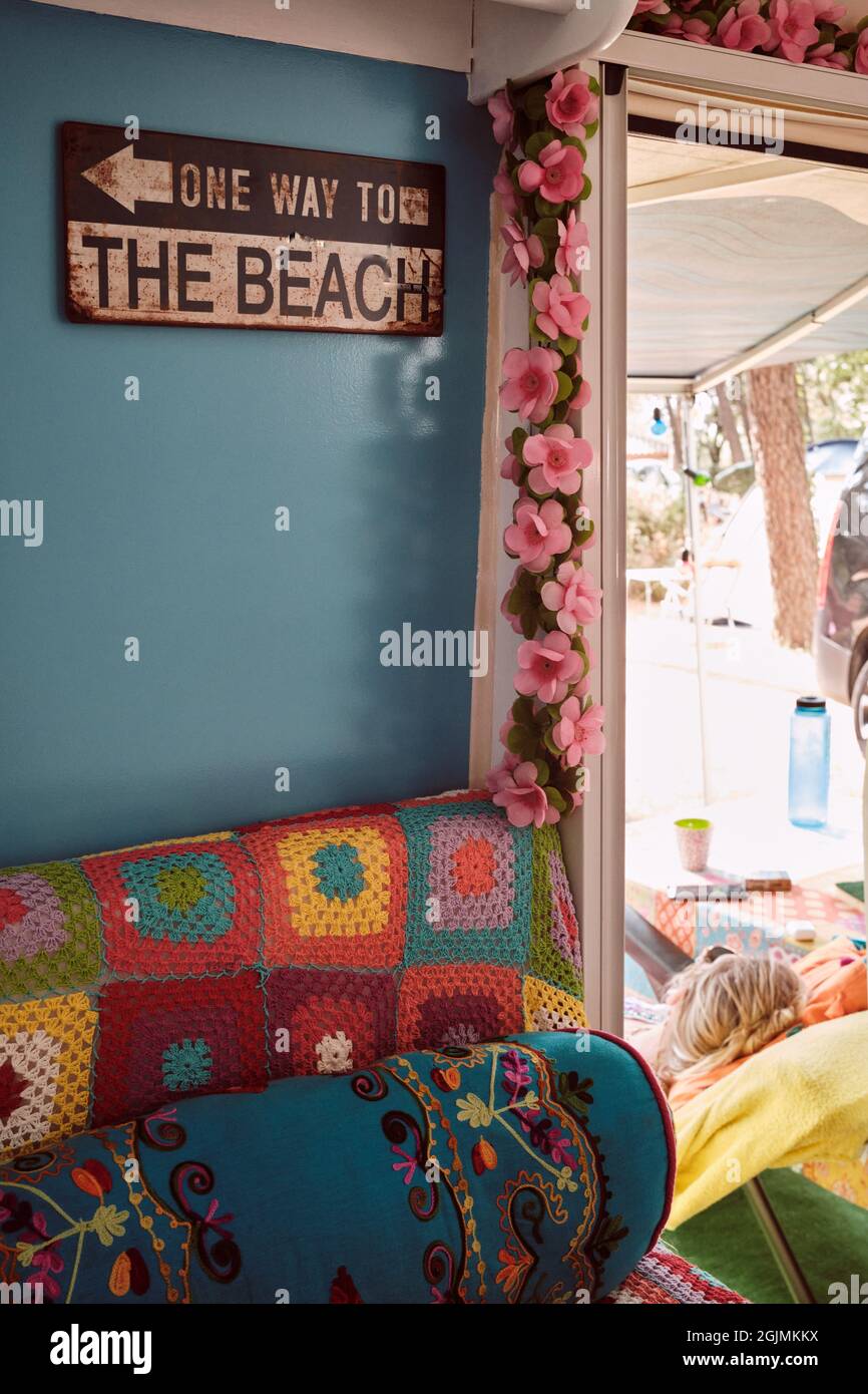 Vista dall'interno di un rimorchio caravan colorato, decorato e rinnovato presso la spiaggia in Francia Foto Stock