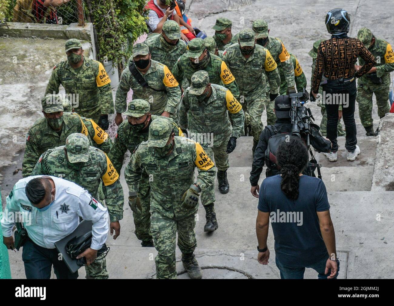 Chiquihuite Hill, Messico. 10 Settembre 2021. Volontari durante il salvataggio delle vittime dopo il crollo della collina Chiquihuite a Tlanepantla nel nord di Città del Messico, causando la morte di almeno 2 persone e 10 sono scomparse, circa 40 famiglie sono state colpite che sono state sfrattate a causa del rischio di frana della collina. (Foto di Aidee Martinez / Eyepix Group) Credit: Eyepix Group/Alamy Live News Foto Stock