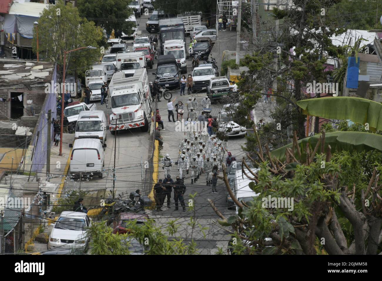 Chiquihuite Hill, Messico. 10 Settembre 2021. Volontari durante il salvataggio delle vittime dopo il crollo della collina Chiquihuite a Tlanepantla nel nord di Città del Messico, causando la morte di almeno 2 persone e 10 sono scomparse, circa 40 famiglie sono state colpite che sono state sfrattate a causa del rischio di frana della collina. (Foto di Aidee Martinez / Eyepix Group) Credit: Eyepix Group/Alamy Live News Foto Stock