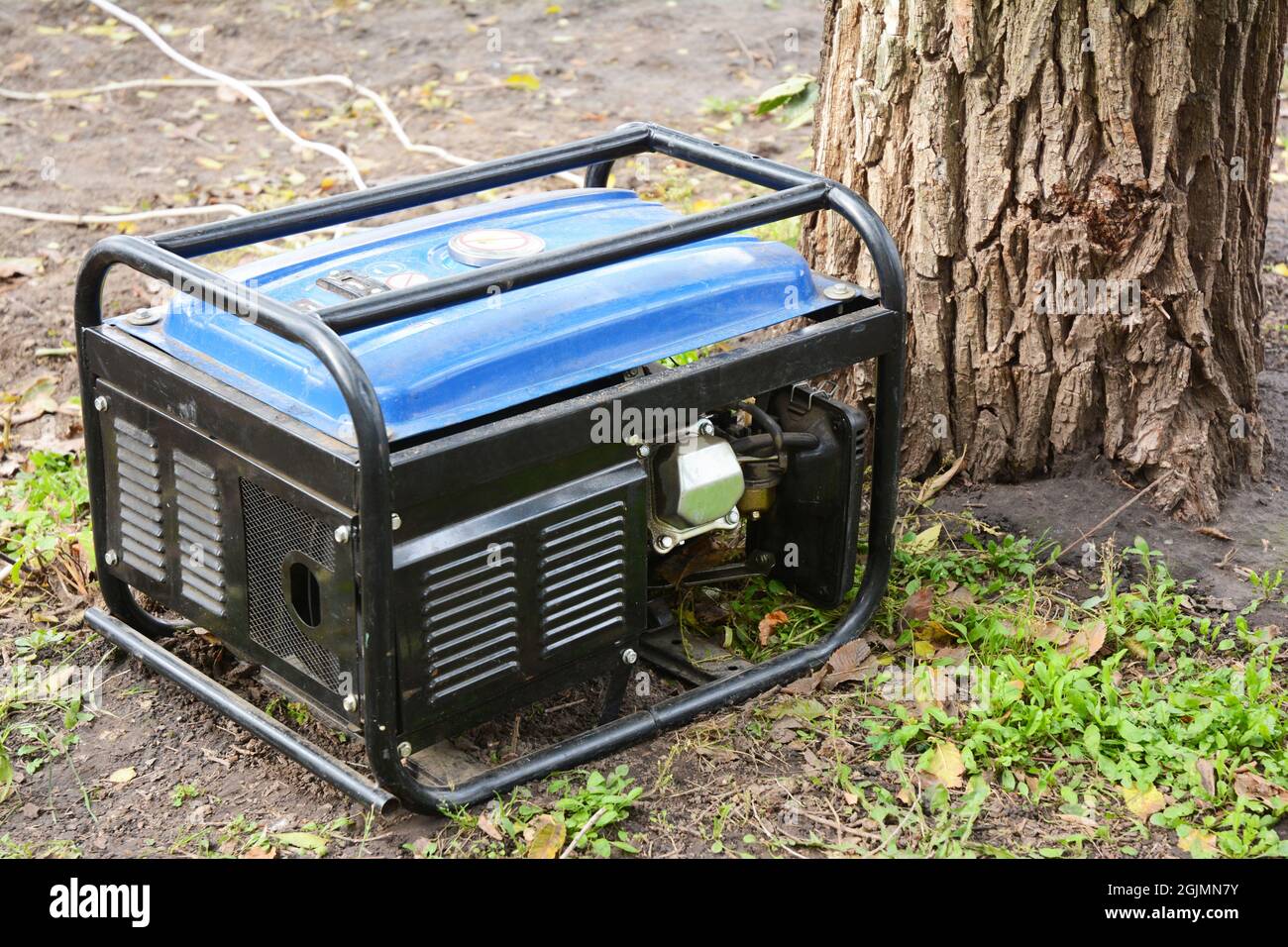 Generatore diesel portatile per la riparazione di danni causati dagli uragani. Generatore diesel portatile per riparazioni in casa. Foto Stock