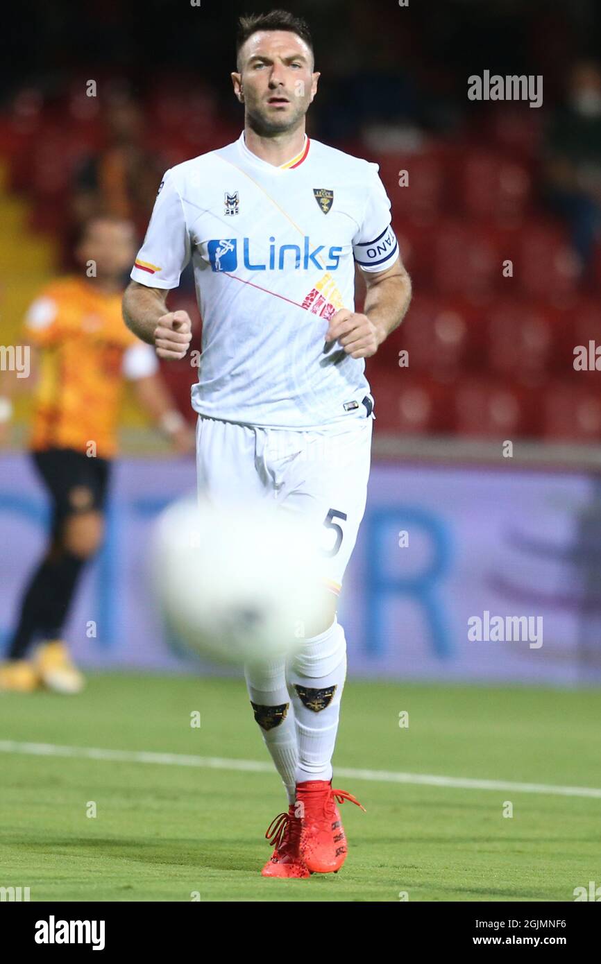 Il difensore italiano leccese Fabio lucidi si è recato durante la partita di calcio della Serie B tra Benevento e Lecce allo Stadio Ciro Vigorito di Benevento, Italia, il 10 settembre 2021 Foto Stock