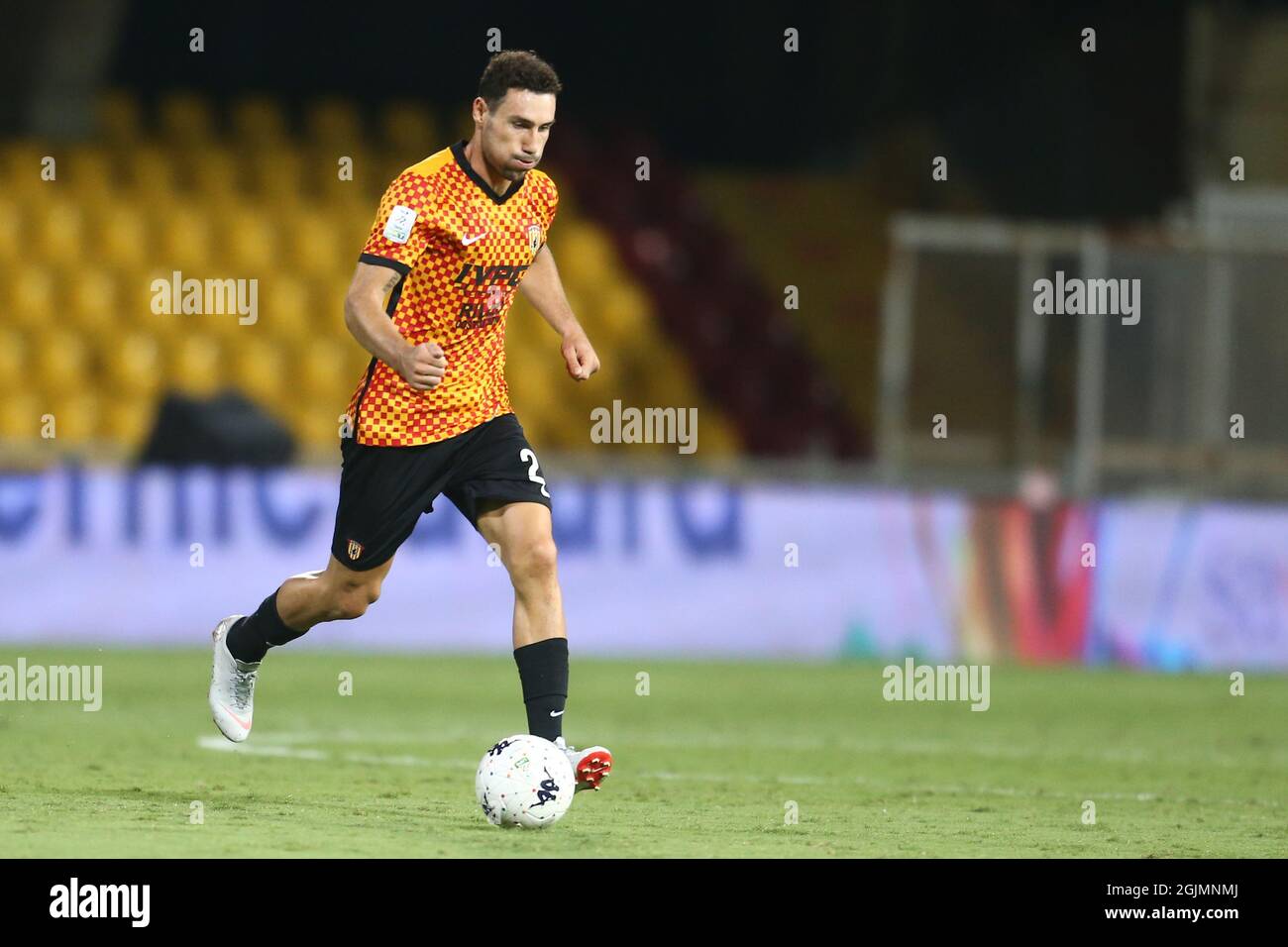 Il centrocampista moldavo di Benevento Ionita ArturÊ durante la partita di calcio della Serie B tra Benevento e Lecce al Ciro Vigorito Stadium di Benevento, Italia, il 10 settembre 2021 Foto Stock