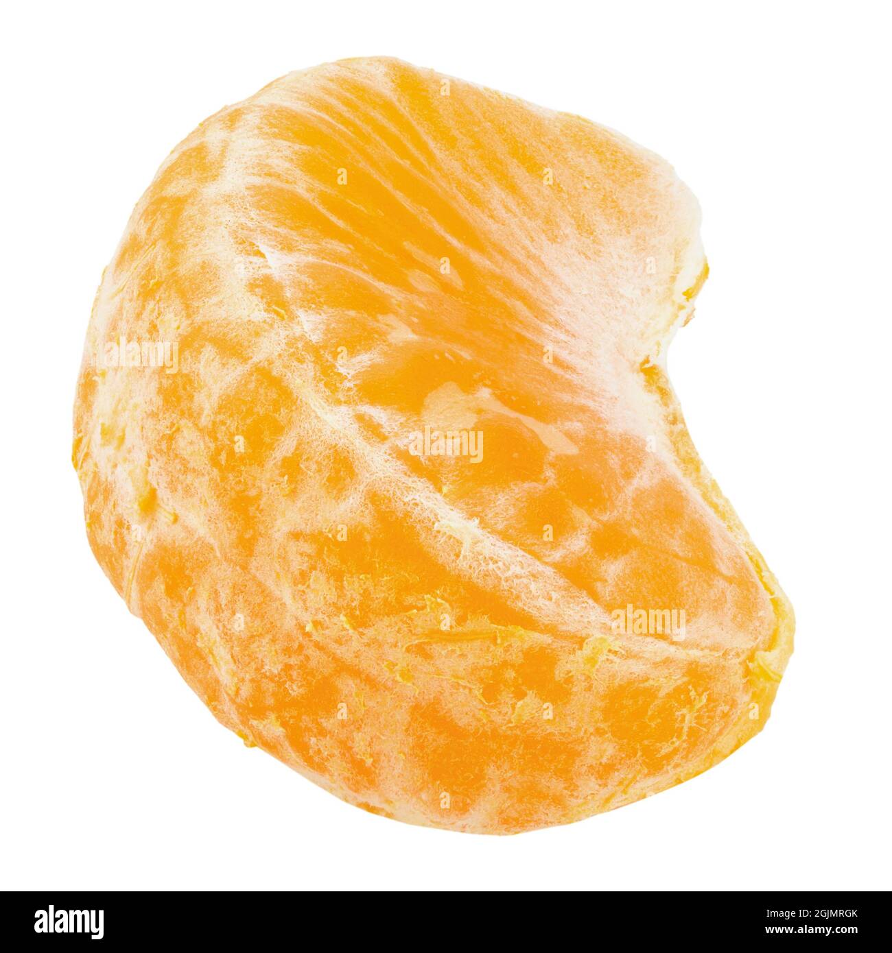 Fetta di agrumi mandarino arancione isolata con sfondo bianco. Il file contiene il percorso di ritaglio. Foto Stock