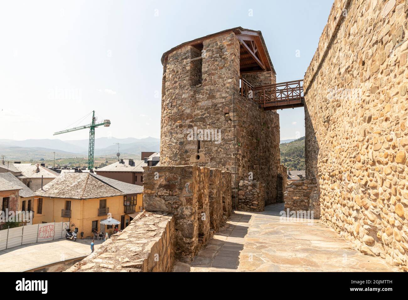 Ponferrada, Spagna. La Torre del Malvecino e le mura del Castillo de los Templarios (Castello dei Cavalieri Templari) Foto Stock