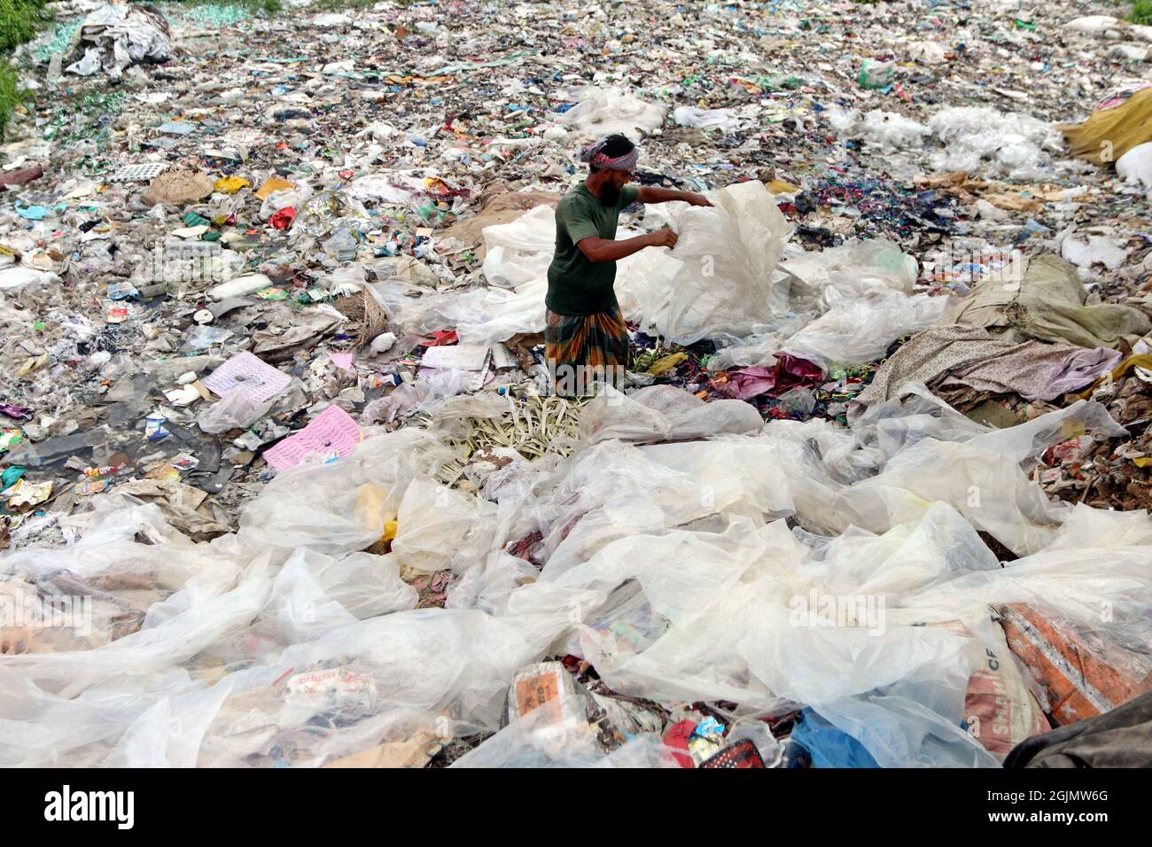 Dhaka, Bangladesh. 10 Settembre 2021. Lavoro raccogliere politene e la lavorazione all'interno della strada in Buriganga River.Workers da Kagrangichar raccogliere e separare i sacchetti monouso per essere riutilizzati in una fabbrica di politene. Il 10 settembre 2021 a Dhaka, Bangladesh. Photo by Habibur Rahman/ABACAPRESS.COM Credit: Abaca Press/Alamy Live News Foto Stock