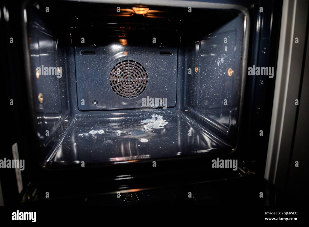 L'interno del forno viene pulito dopo il processo di pulizia pirolitica a  caldo Foto stock - Alamy