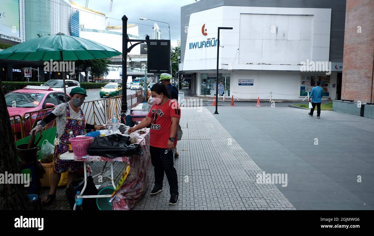 Venditore di Street Food durante PandemicLockdown a Siam Square Bangkok Thailandia Foto Stock