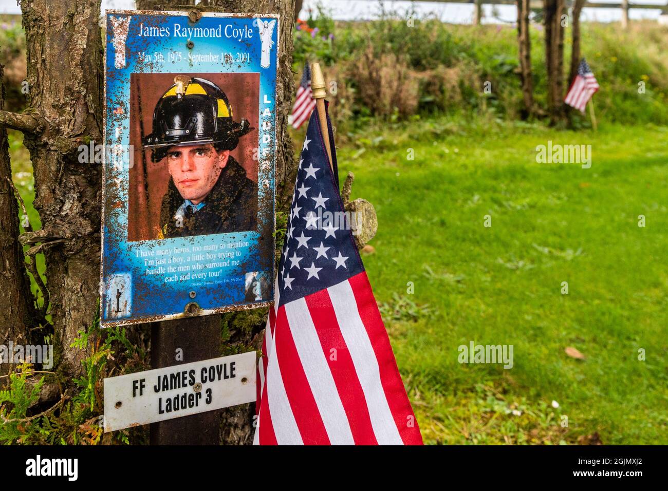 Kinsale, West Cork, Irlanda. 11 Settembre 2021. Il sole sorge la mattina dell'11 settembre 2021, il 20° anniversario degli attacchi terroristici contro l'America del 9/11. Il giardino della memoria di Ringfinnan per gli attacchi del 9/11 a Kinsale è stato perfettamente rifinito e ordinato questa mattina, in preparazione per un servizio commemorativo alle 14 di questo pomeriggio. Credit: AG News/Alamy Live News Foto Stock