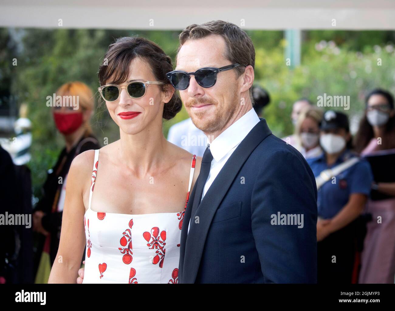 L'attore Benedict Cumberbatch e sua moglie, Sophie Hunter, al 78° Festival del Cinema di Venezia. Foto Stock