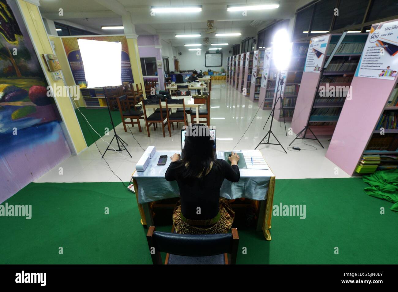 Bangkok, Tailandia. 10 Settembre 2021. Un insegnante dà una lezione dal vivo attraverso un sistema di classi online presso la scuola Suraomai in mezzo alla pandemia COVID-19 a Bangkok, Thailandia, il 10 settembre 2021. Credit: Rachen Sageamsak/Xinhua/Alamy Live News Foto Stock