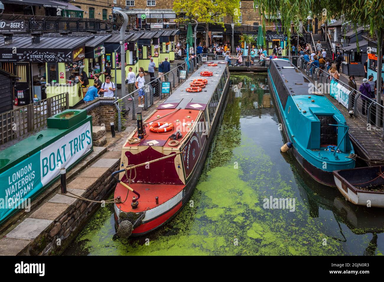 Camden Lock Market Londra - barche sul canale e bancarelle alimentari al West Yard di Camden Lock Market, Dingwalls Wharf Dock. London Camden Lock Market. Foto Stock