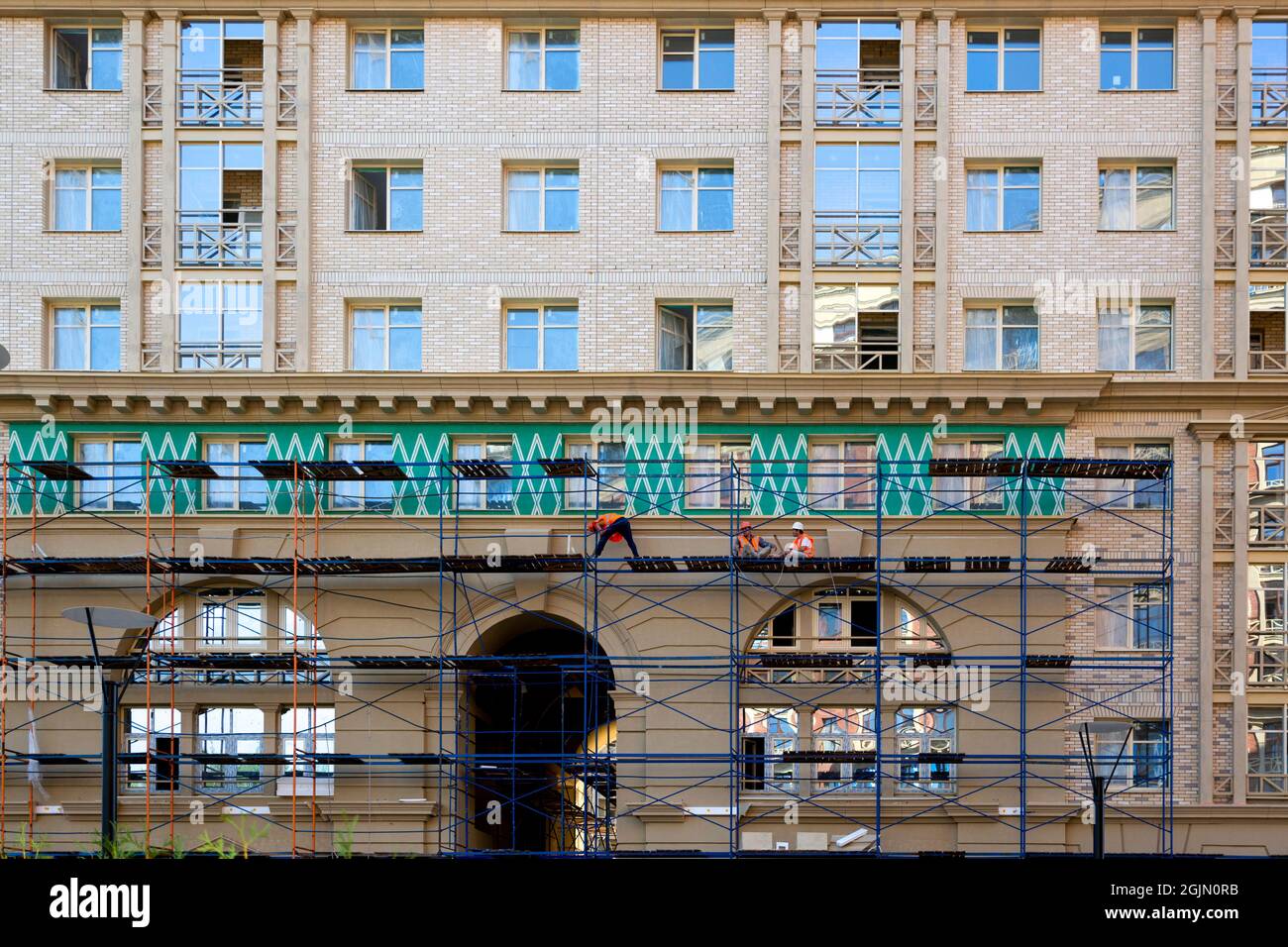 San Pietroburgo, Russia - 09 luglio 2021: I costruttori eseguono lavori di facciata su un nuovo edificio residenziale a più piani a San Pietroburgo Foto Stock