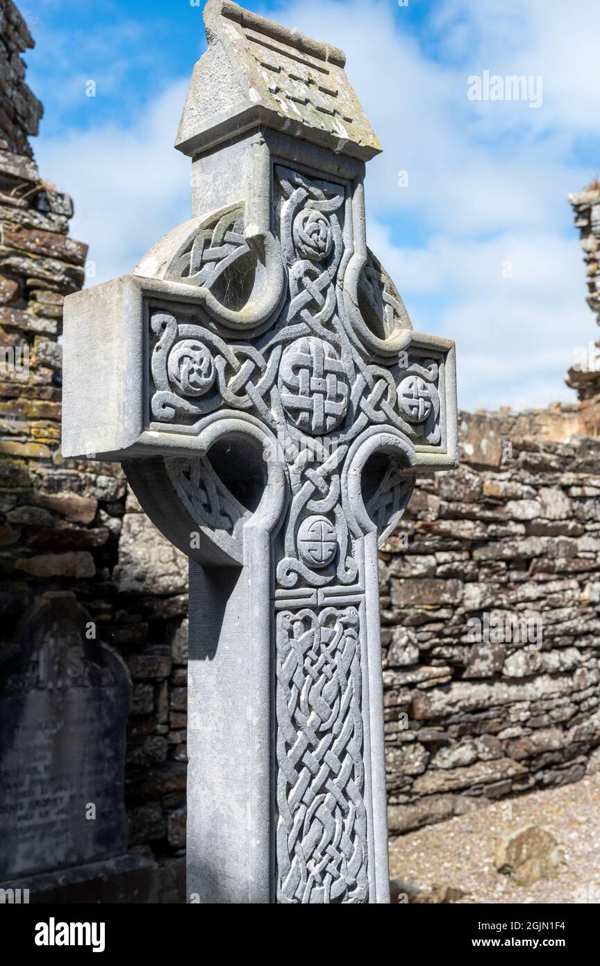 Timoleague, Irlanda - 15 luglio 2021: Pietra scolpita Croce d'Irlanda nelle rovine di un'abbazia in Irlanda Foto Stock