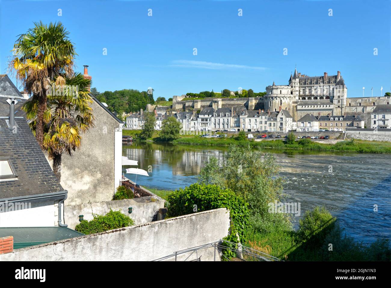 Fiume Loira e magnifico castello a Amboise, un comune rinomato per il suo magnifico castello, nel dipartimento Indre-et-Loire nel centro della Francia Foto Stock