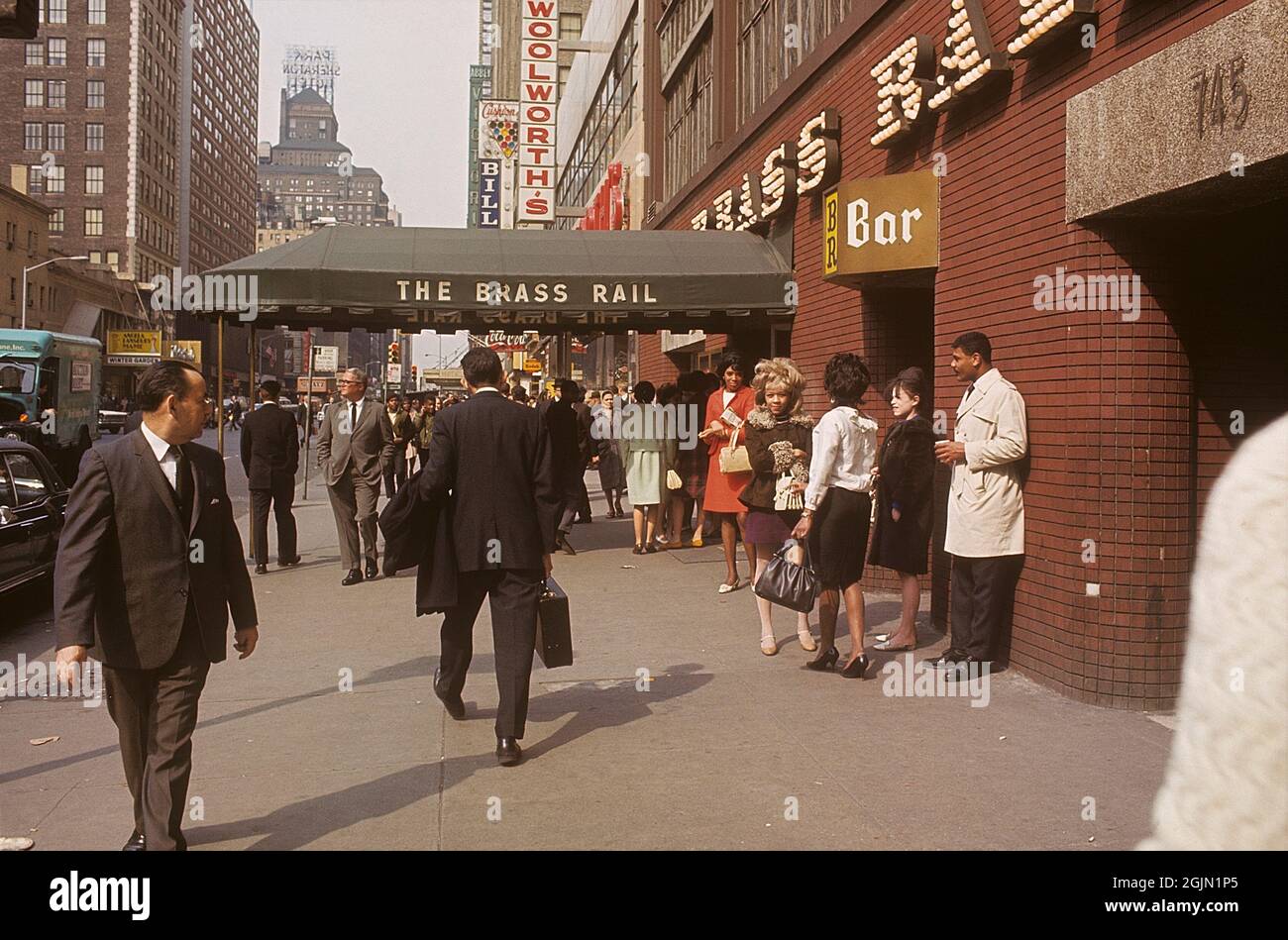 USA New York 1967. Vista sulla strada con persone di fronte al ristorante The Brass Rail. Kodachrome vetrino originale. Credit Roland Palm Ref 6-10-17 Foto Stock