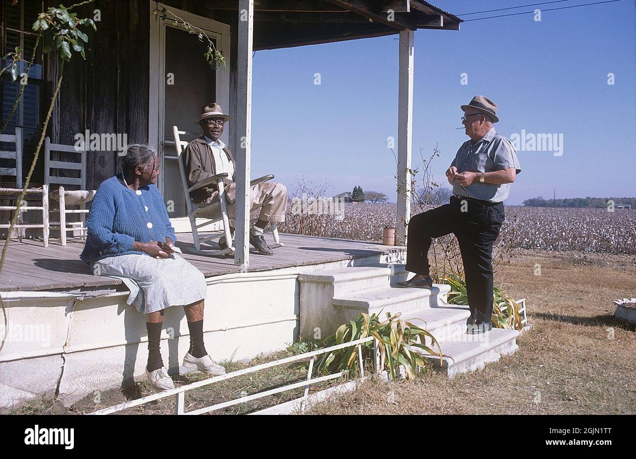 USA Georgia 1967. Un coltivatore di cotone con due anziani afroamericani sul portico alla loro casa sul bordo dei cottonfields.Kodachrome slide originale. Credit Roland Palm Ref 6-4-14 Foto Stock