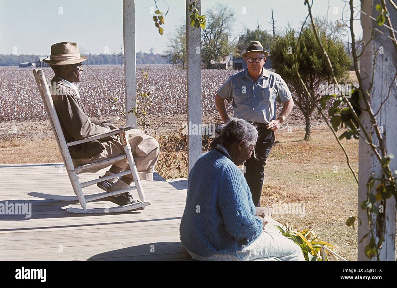 USA Georgia 1967. Un coltivatore di cotone con due anziani afroamericani sul portico alla loro casa sul bordo dei cottonfields. Kodachrome vetrino originale. Credit Roland Palm Ref 6-4-13 Foto Stock