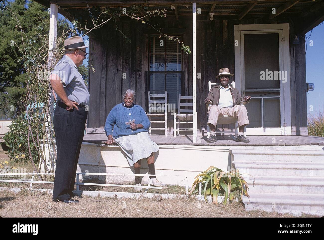 USA Georgia 1967. Un coltivatore di cotone con due anziani afroamericani sul portico alla loro casa sul bordo dei cottonfields. Kodachrome vetrino originale. Credit Roland Palm Ref 6-4-12 Foto Stock