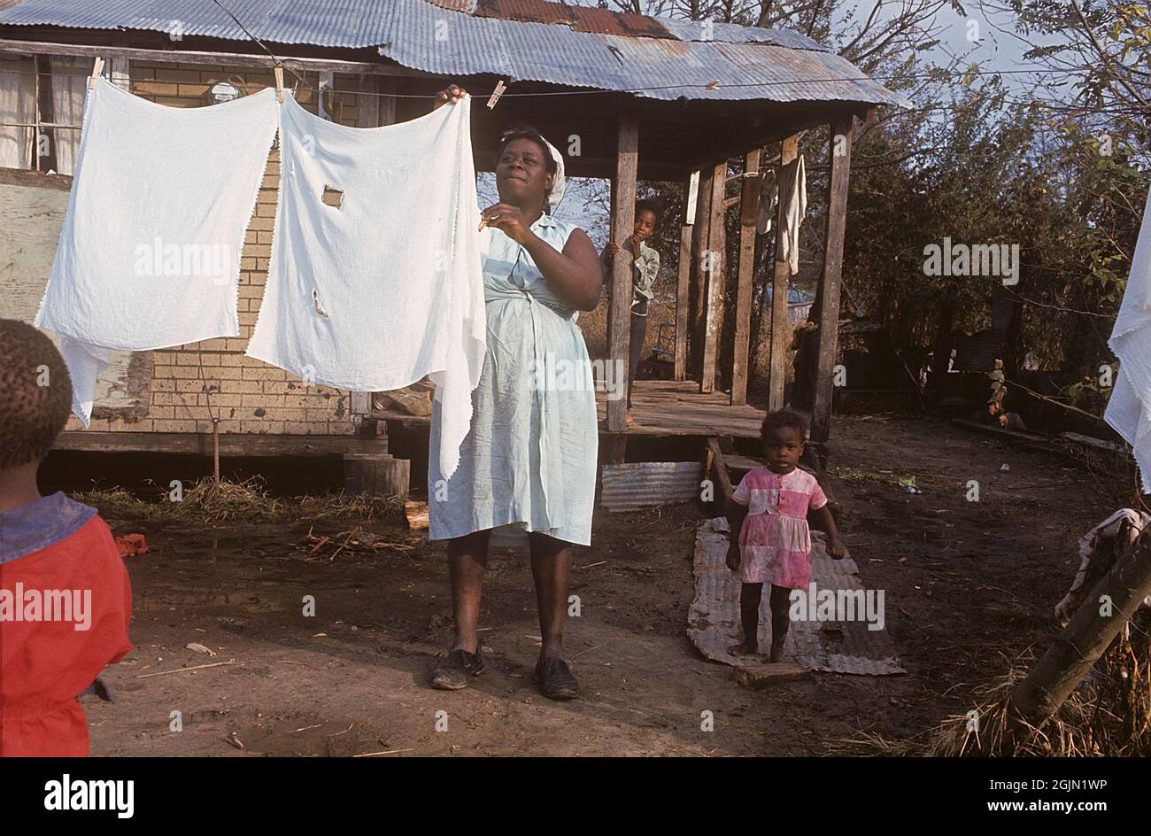 USA Georgia 1967. Una donna afroamericana fuori casa in Georgia foto con i suoi figli. Ambiente visibilmente povero. Kodachrome vetrino originale. Credit Roland Palm Ref 6-5-4 Foto Stock