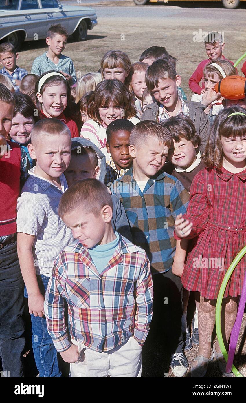 USA Alabama 1966. Un ragazzo colorato tra ragazzi e ragazze bianche. Kodachrome vetrino originale. Credit Roland Palm Ref 6-6-2 Foto Stock