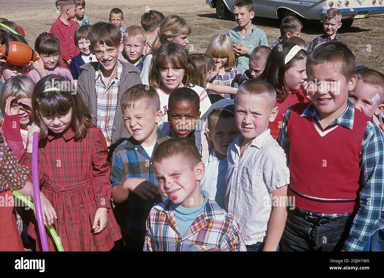 USA Alabama 1966. Un ragazzo colorato tra ragazzi e ragazze bianche. Kodachrome vetrino originale. Credit Roland Palm Ref 6-6-1 Foto Stock