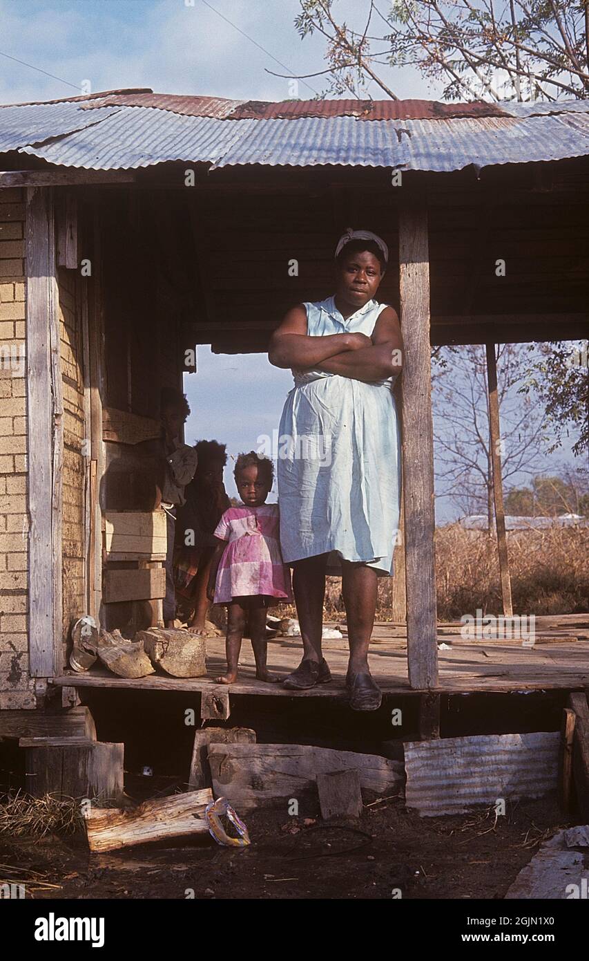 USA Georgia 1967. Una donna afroamericana fuori casa in Georgia foto con i suoi figli. Ambiente visibilmente povero. Kodachrome vetrino originale. Credit Roland Palm Ref 6-5-5 Foto Stock