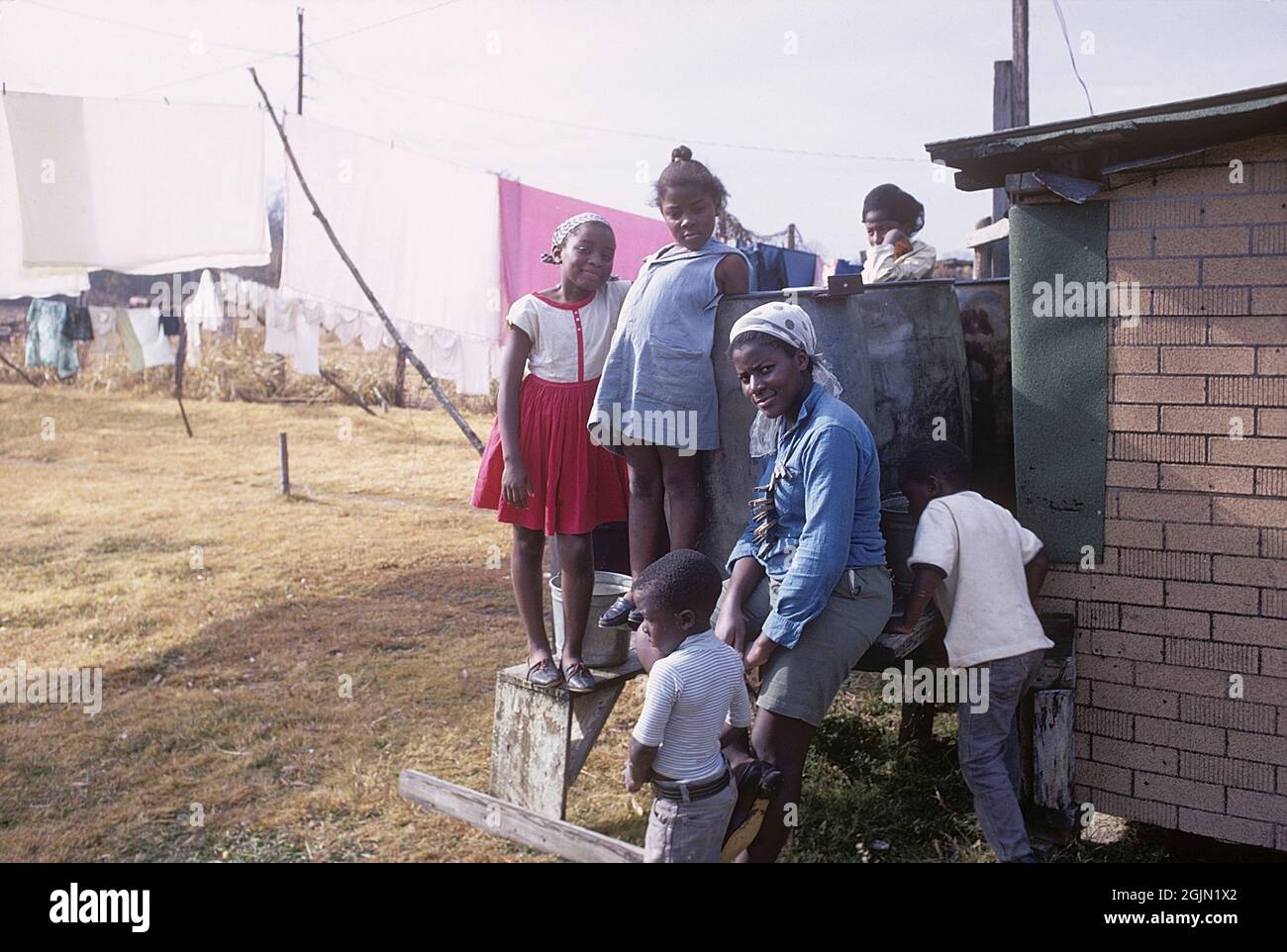 USA Georgia 1967. Una donna afroamericana fuori casa in Georgia foto con i suoi figli. Ambiente visibilmente povero. Kodachrome vetrino originale. Credit Roland Palm Ref 6-4-19 Foto Stock