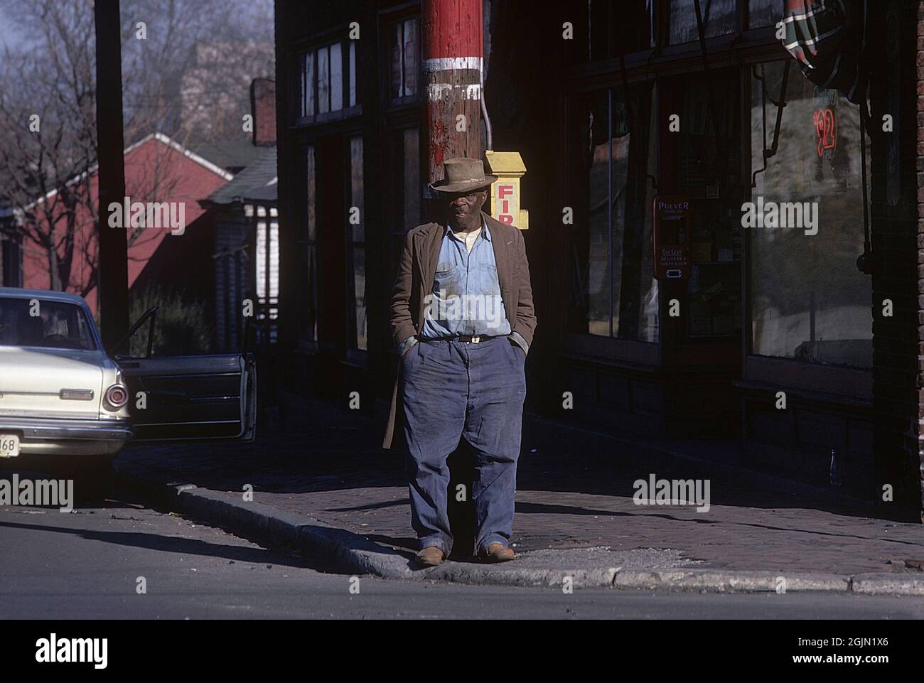 USA Georgia 1967. Uomo anziano in strada visibilmente indossato con abiti non lavati. Kodachrome vetrino originale. Credit Roland Palm Ref 6-4-20 Foto Stock