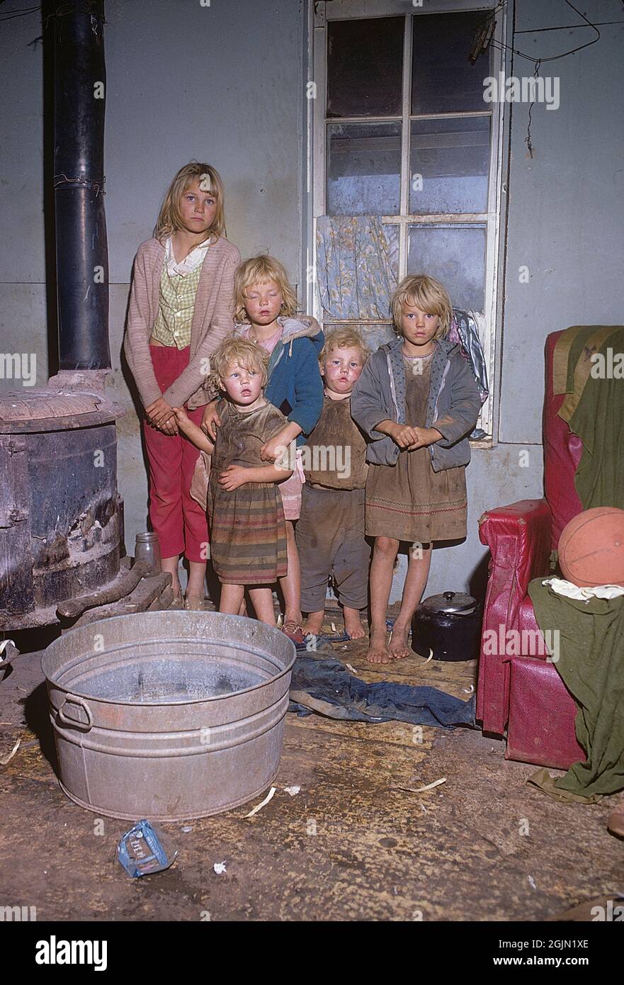 USA Alabama 1967. Una casa visibilmente povera di una famiglia bianca con i sei bambini raffigurati in una stanza. Sono tutti così sporchi e sporchi e i loro vestiti non sono stati lavati a lungo. Kodachrome vetrino originale. Credit Roland Palm Ref 6-6-14 Foto Stock