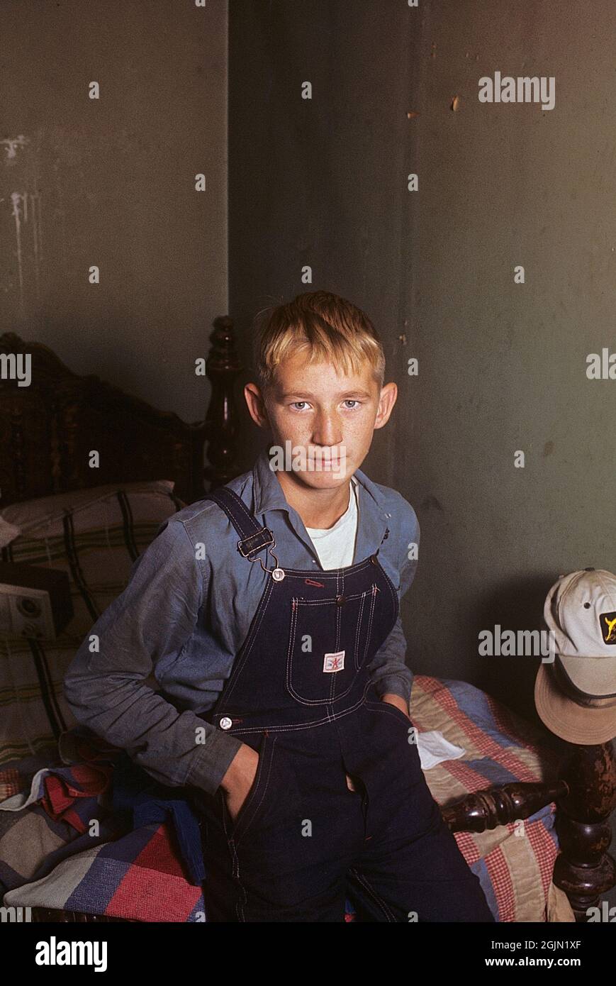USA Alabama 1967. Un ragazzo raffigurato in casa sua, un ambiente visibilmente povero. Kodachrome vetrino originale. Credit Roland Palm Ref 6-6-8 Foto Stock