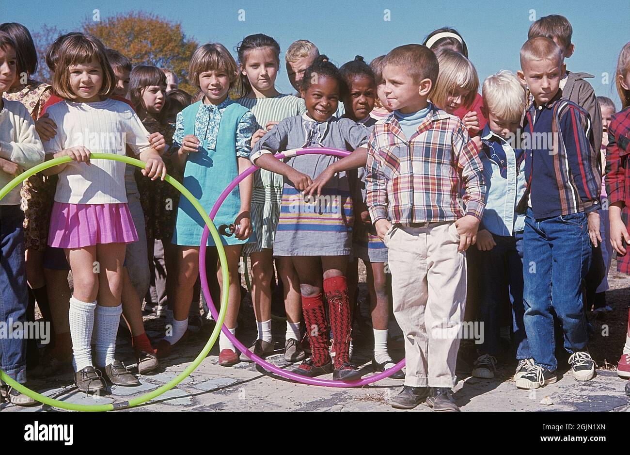 USA Alabama 1966. Due ragazze colorate fra i ragazzi bianchi e le ragazze. Kodachrome vetrino originale. Credit Roland Palm Ref 6-6-3 Foto Stock