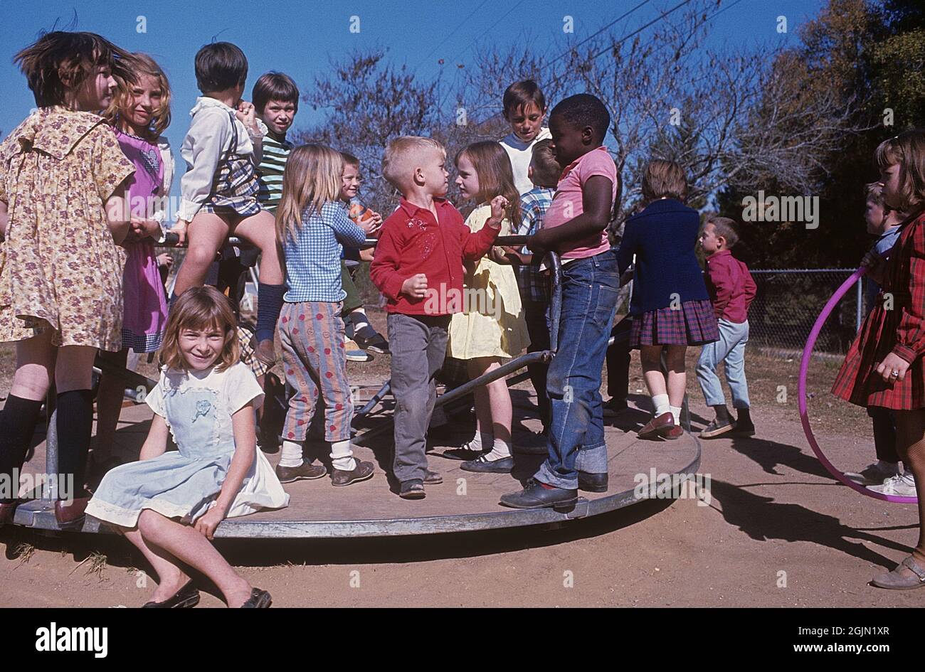 USA Alabama 1966. Scena da un parco giochi locale dove i bambini giocano insieme. Davanti un ragazzo bianco e colorato che sembra combattere. Kodachrome vetrino originale. Credit Roland Palm Ref 6-6-6 Foto Stock