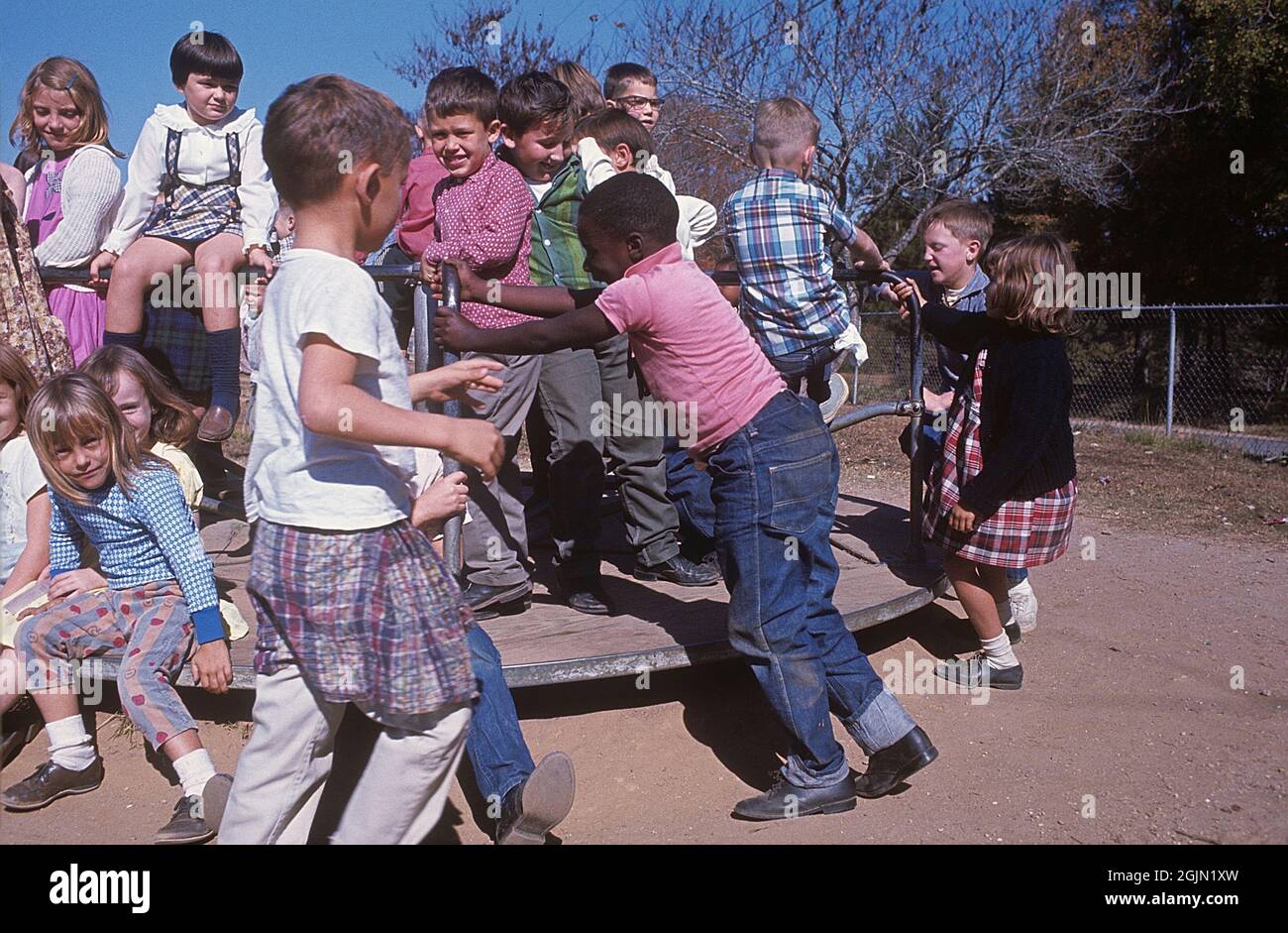 USA Alabama 1966. Scena da un parco giochi locale dove i bambini giocano insieme. Davanti ad un ragazzo colorato, il resto dei bambini sono bianchi. Kodachrome vetrino originale. Credit Roland Palm Ref 6-6-5 Foto Stock
