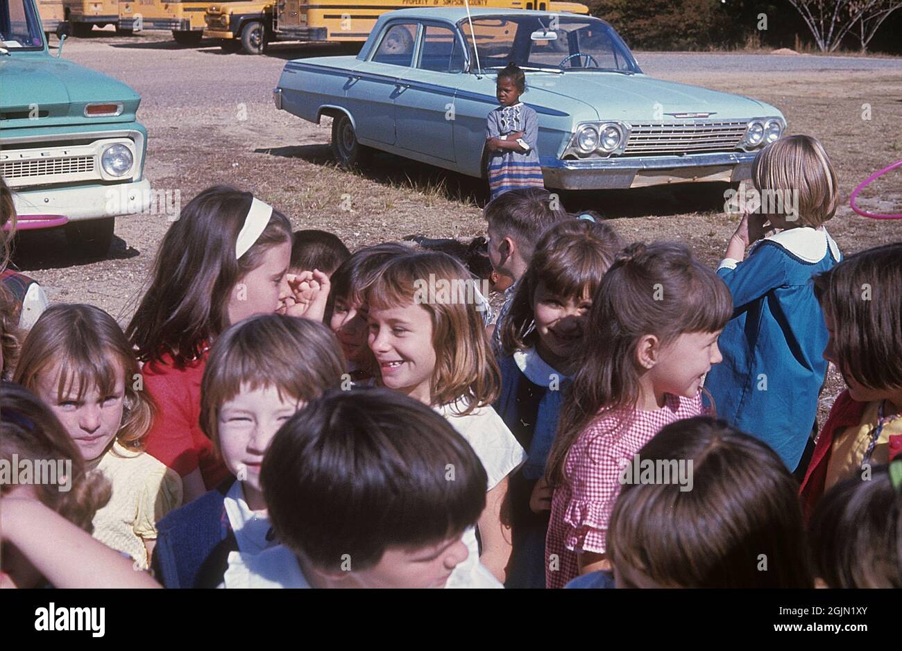 USA Alabama 1966. Una ragazza colorata si erge da sola sullo sfondo con ragazzi e ragazze bianche. Kodachrome vetrino originale. Credit Roland Palm Ref 6-6-4 Foto Stock