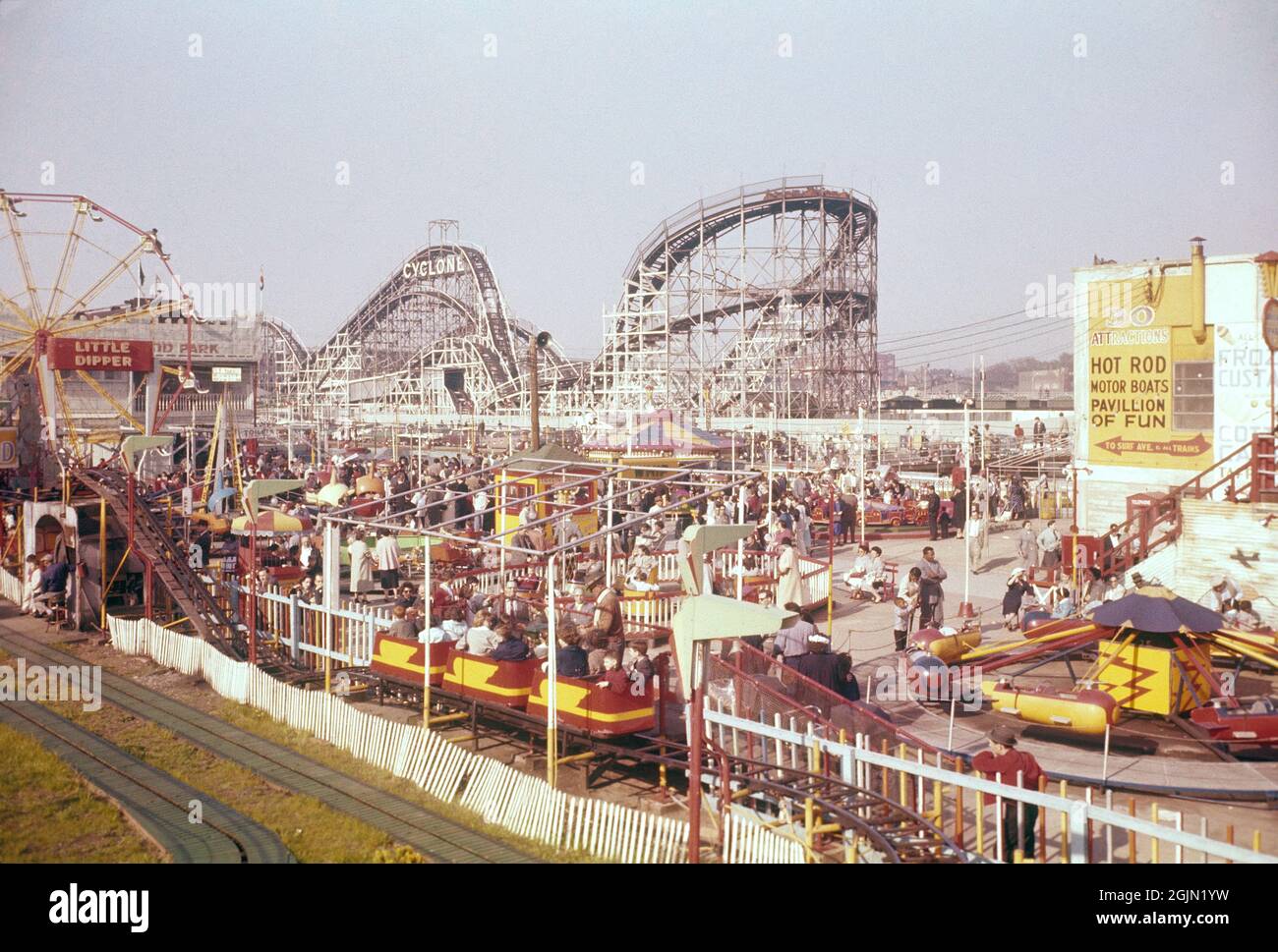 STATI UNITI 1959. Coney Island, New york. Una panoramica di un'area con giostre e attrazioni. Il ciclone delle montagne russe è visibile sullo sfondo. Diapositiva Kodachrome originale. Credit Roland Palm rif 6-2-8 Foto Stock