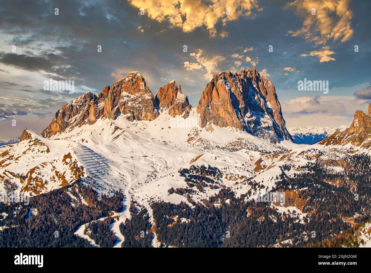 Dolomiti d'Italia montagna Fassatal Sassolungo con le cime Spallone, Punta Grohmann e cinque dita in inverno in una meravigliosa luce notturna di s. Foto Stock