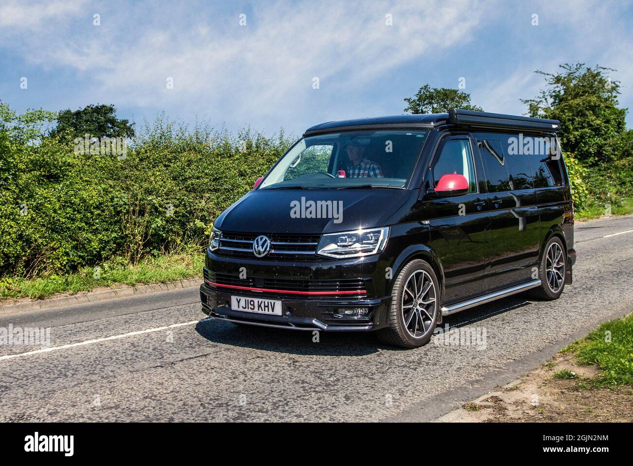 2019 nero con specchietti retrovisori esterni VW Volkswagen Transporter 6 marce manuale, 1968cc diesel van in rotta per Capesthorne Hall classic luglio car show, Cheshire, Regno Unito Foto Stock