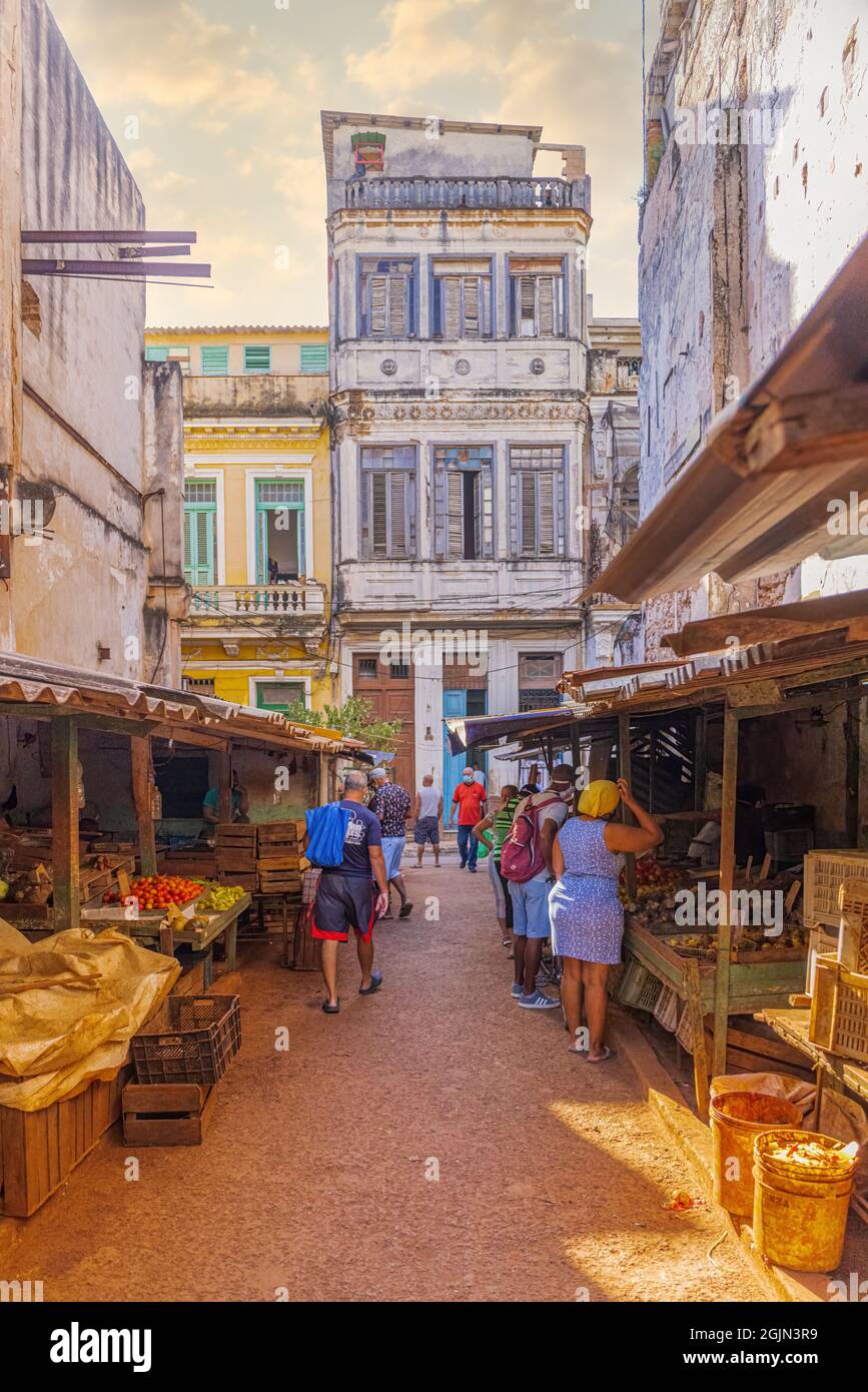 HAVANNA, CUBA - 2 GENNAIO: Mercato locale di frutta e verdura a Old Havana, Cuba Foto Stock
