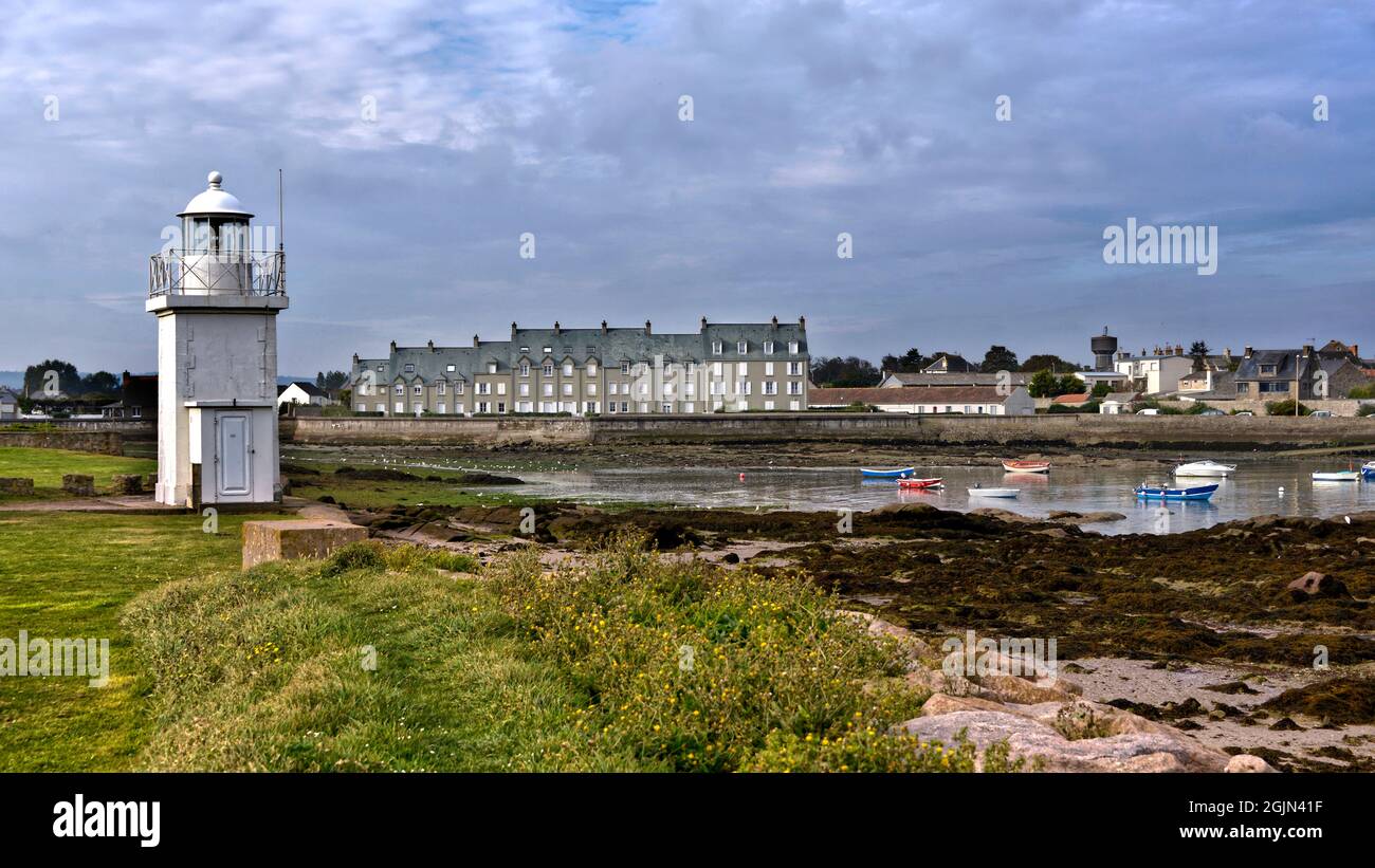 Faro bianco a bassa marea a Barfleur, un comune nella penisola di Cotentin nel dipartimento della Manica in bassa Normandia in Francia Foto Stock