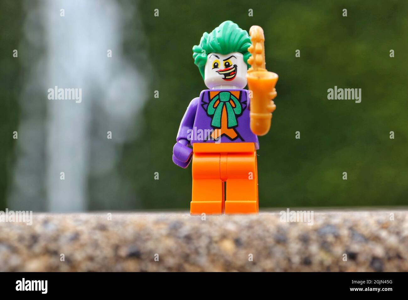 GREENVILLE, STATI UNITI D'AMERICA - 16 agosto 2021: Primo piano di una minifcifra Lego del Joker sulla roccia contro lo sfondo sfocato Foto Stock