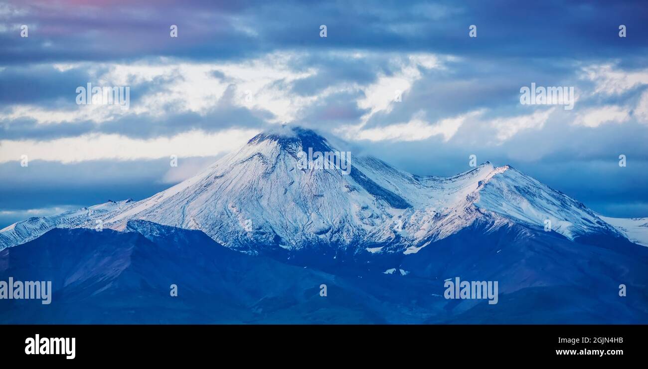 Vulcano Avachinsky nella Penisola di Kamchatka. Messa a fuoco selettiva Foto Stock